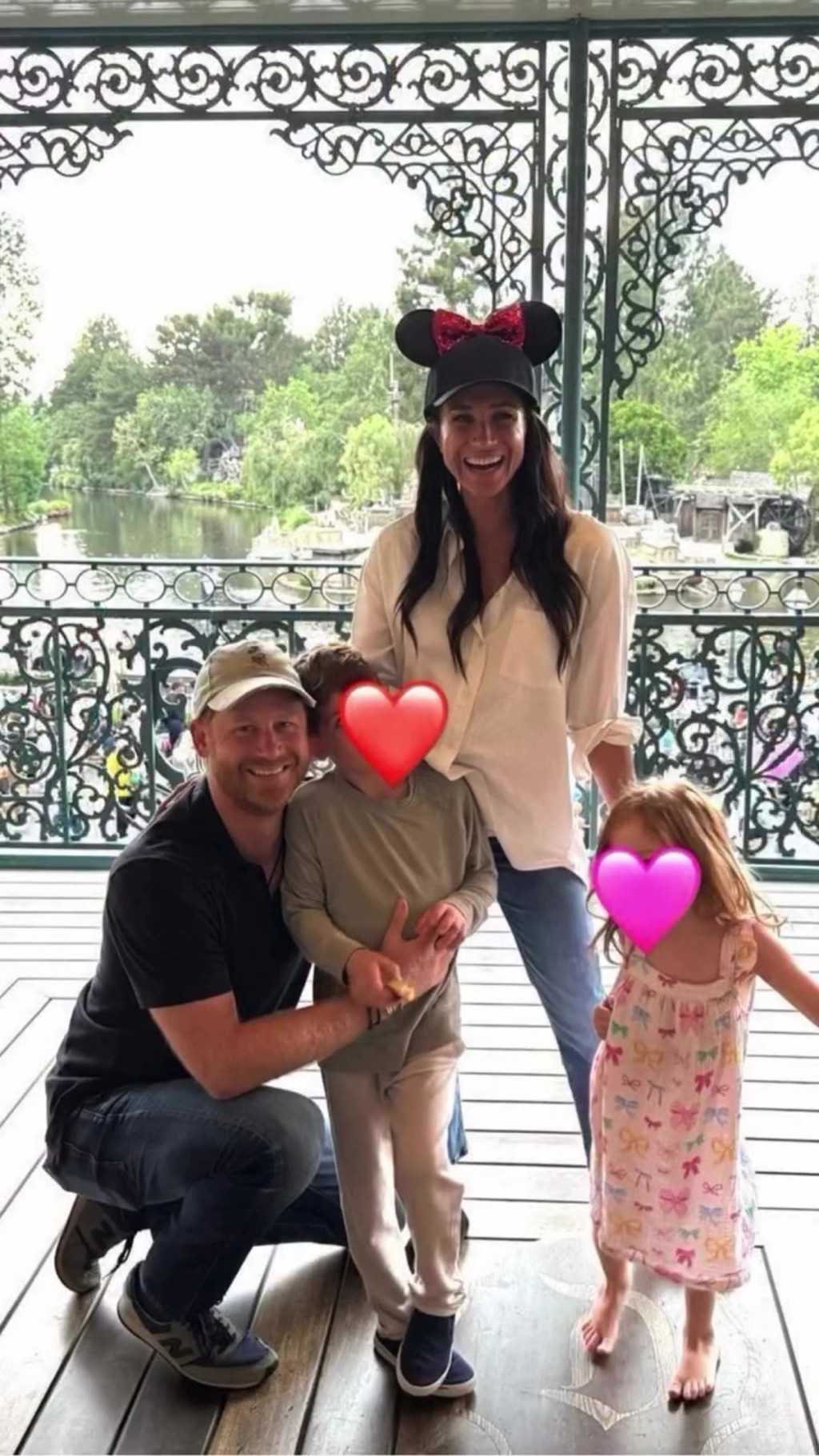 哈里和梅根在加州時曾帶著阿奇、莉莉貝到迪士尼樂園玩。meghan IG 哈里和梅根在加州時曾帶著阿奇、莉莉貝到迪士尼樂園玩。meghan IG