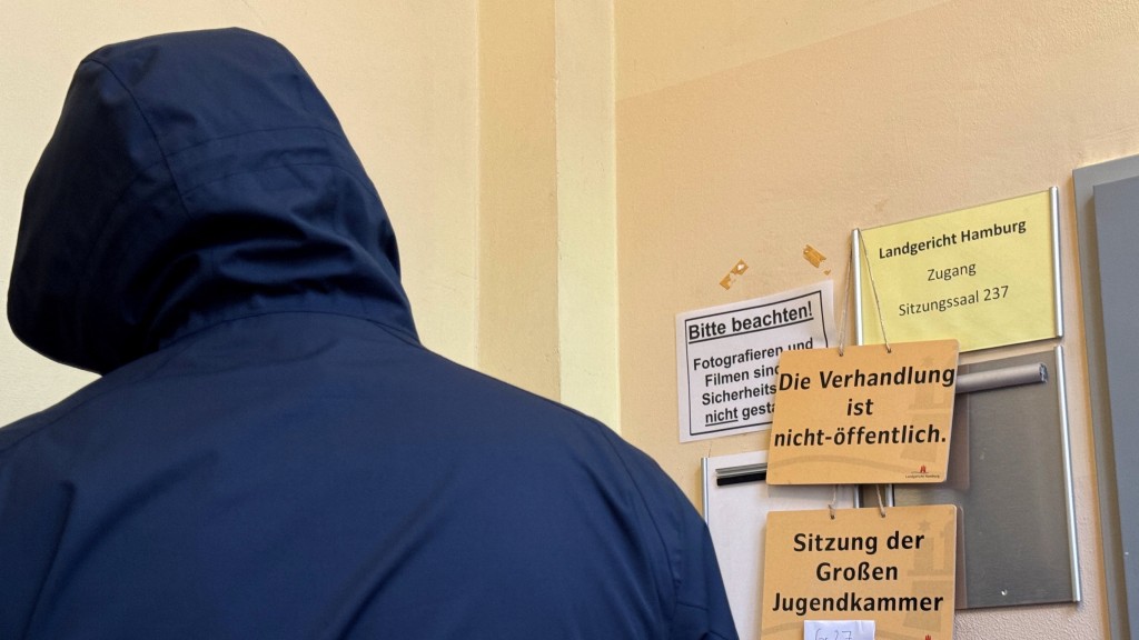 德國「白虎案」開庭審理，一名被告親屬在法庭外等候。 路透社