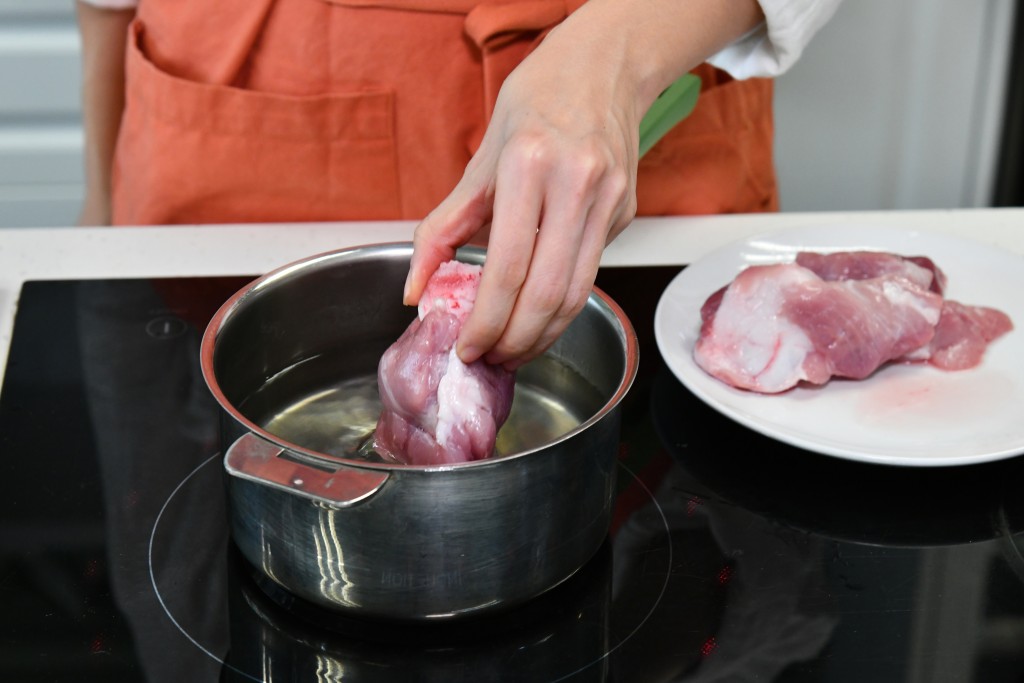 Step 4: 豬骨汆水，備用。Blanch the pork bone in boiling water and set aside.