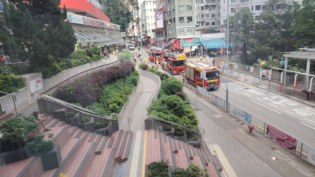 消防到場開喉灌救將火救熄。fb「慈雲山資訊交流」圖片 消防到場開喉灌救將火救熄。fb「慈雲山資訊交流」圖片