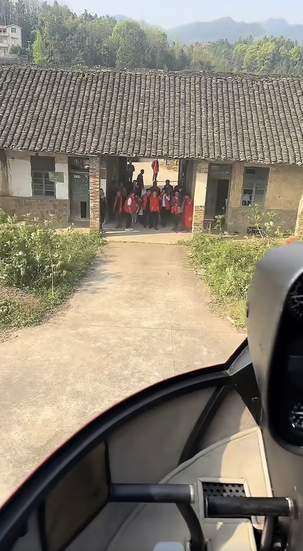 湖南家庭駕私人飛機返鄉。抖音@淺談