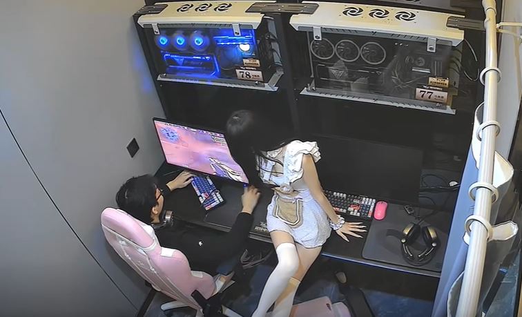 內地曾有網吧有性感女郎陪打機。抖音