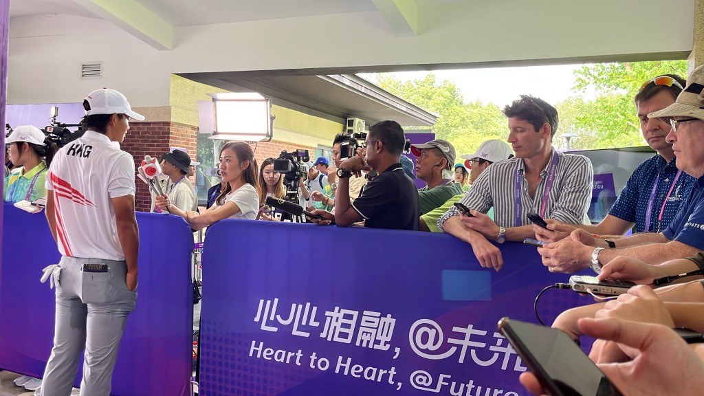 許龍一賽後，有記者排長龍等待訪問金牌得主。 徐嘉華杭州傳真