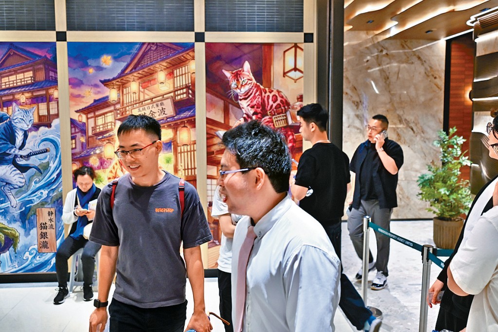 首岸展銷廳昨日陸續有睇樓客到場參觀，情況不俗。
