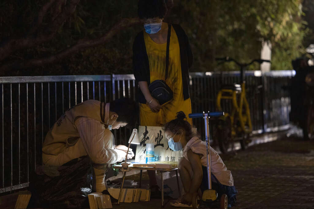 各省市陸續出台鼓勵辦夜市、擺地攤的措施。AP