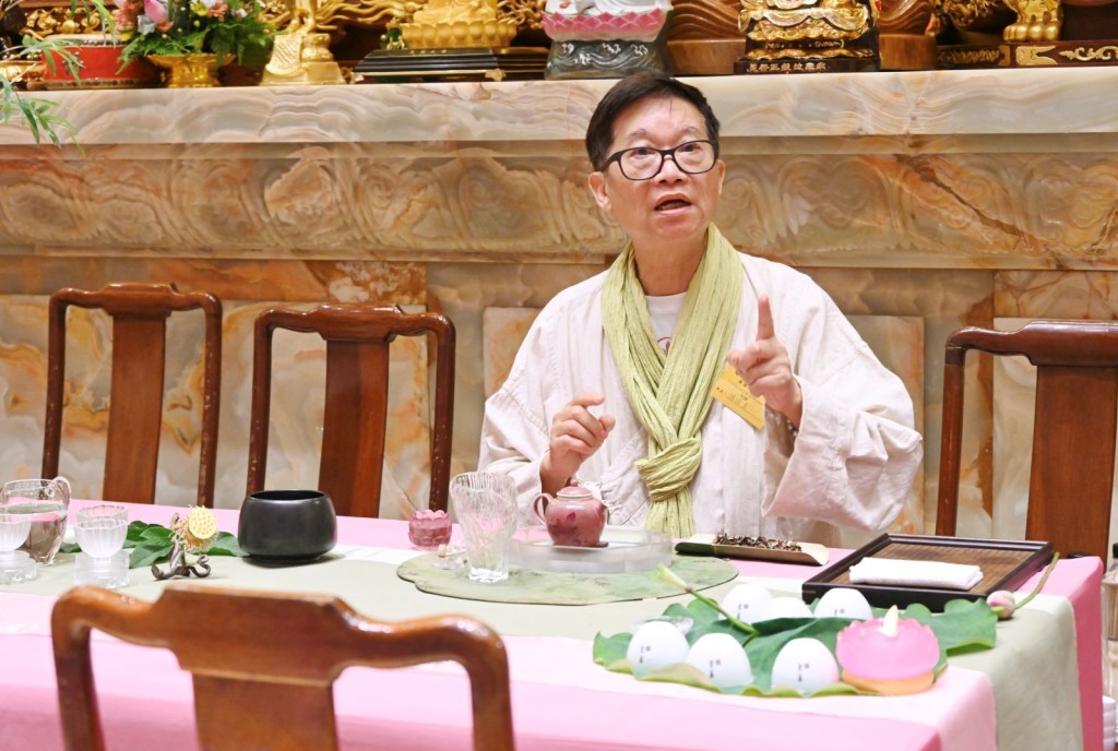 茶禪大師徐國璽教授希望香港的年青人努力推廣中華文化。