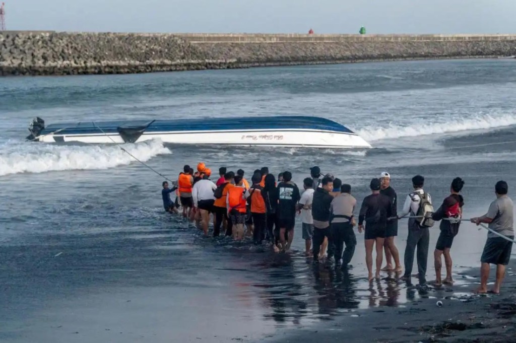 印尼峇里島發生快艇翻覆事故,有2中國遊客身亡。X@shanghaidaily 印尼峇里島發生快艇翻覆事故,有2中國遊客身亡。X@shanghaidaily