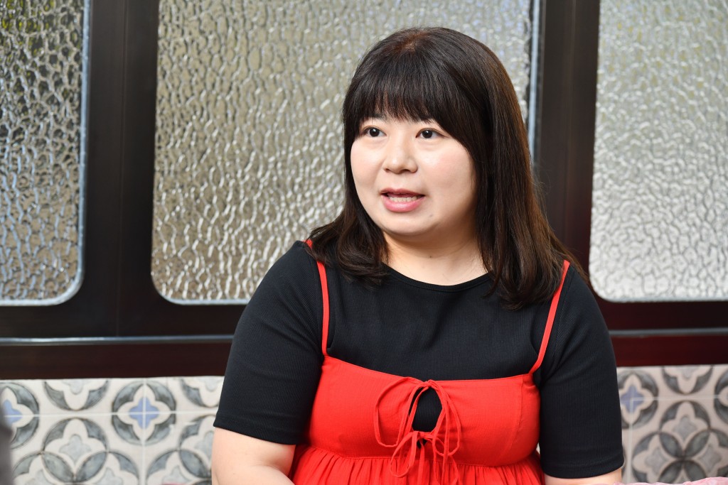 愛文生飯店第三代傳人兼行政總裁胡蕙欣接受《星島頭條》專訪時直言，數碼轉型從不是為了裁減人手，而是為了釋放人手去傳遞科技無法取代的「人情味」與品牌歷史，「現在侍應終於有機會跟客人聊天」。