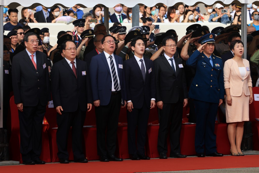 去年5月4日青年节，时任香港中联办副主任陈冬（右三）等嘉宾出席升旗礼。 中新社