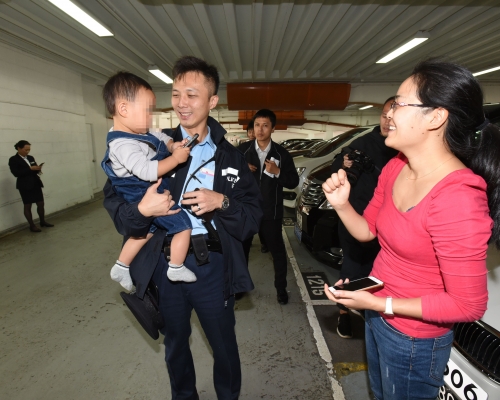 警員將男嬰抱起安撫。梁國峰攝