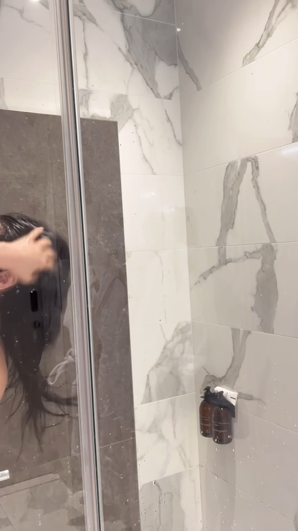 影片初段见到林宝玉在洗头，受镜头所限，未能看到甚么。
