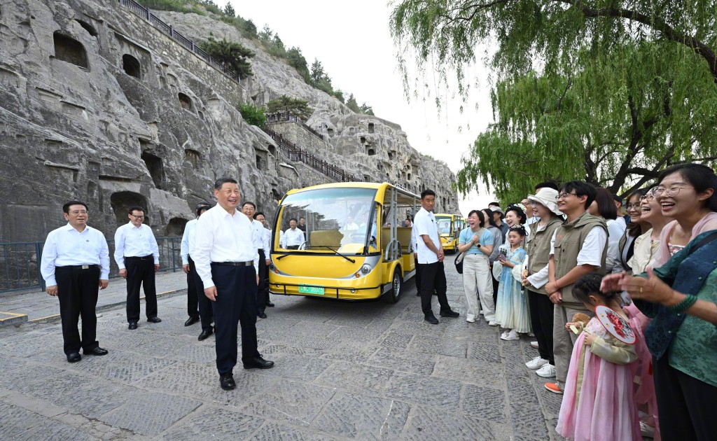 習近平在河南洛陽市考察白馬寺和龍門石窟。新華社 習近平在河南洛陽市考察白馬寺和龍門石窟。新華社