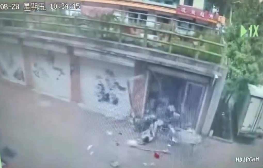 男子亦被炸飞出店门外。