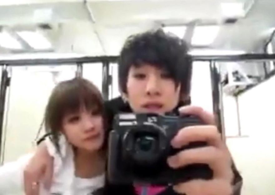 片中疑似 Manson少年攬着少女全程自拍,由沙灘行到入女更衣室。