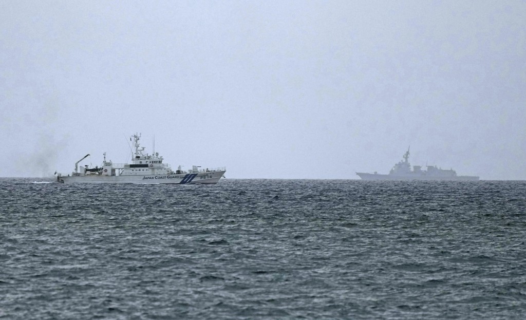 日本黑鹰直升机堕海，海岸防卫队连日在宫古岛附近海域搜索。 美联社