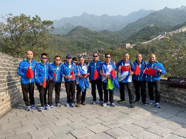 港警们到长城参观。 微博图