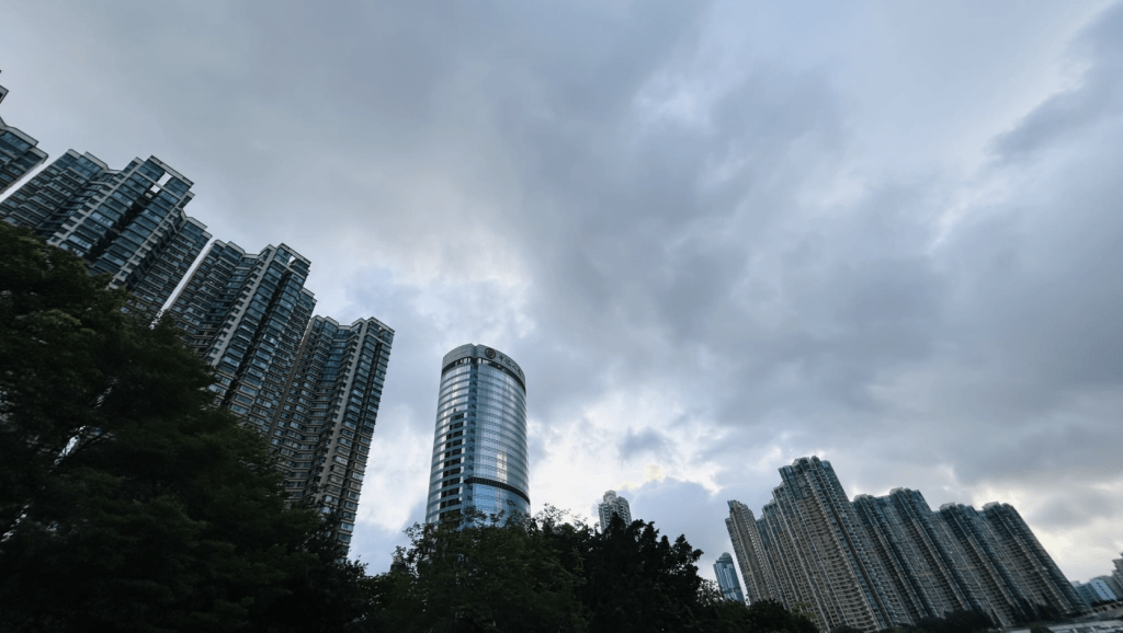 本港地區今日部分時間有陽光。早上局部地區有驟雨。蔡楚輝攝