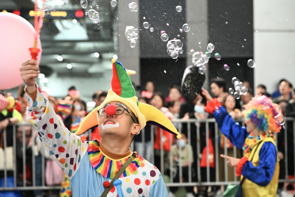 花車巡遊前有預熱表演。