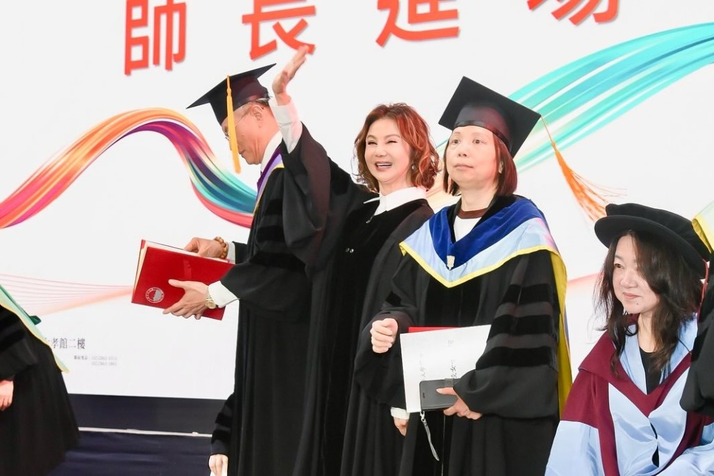 謝玲玲不時向台下揮手。 謝玲玲不時向台下揮手。