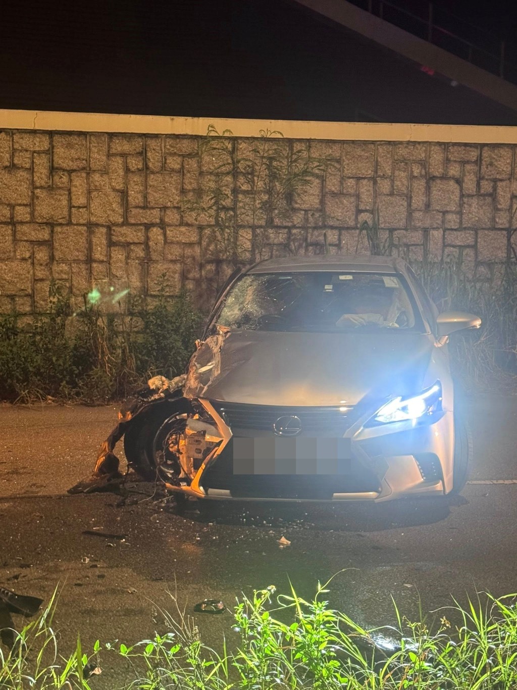 私家車右邊車頭嚴重損毀。FB：大埔人大埔谷
