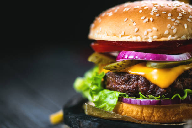 英國《每日星報》報導，2021年一名顧客在涉事麥當勞分店用餐時，赫然發現漢堡裡有異物。