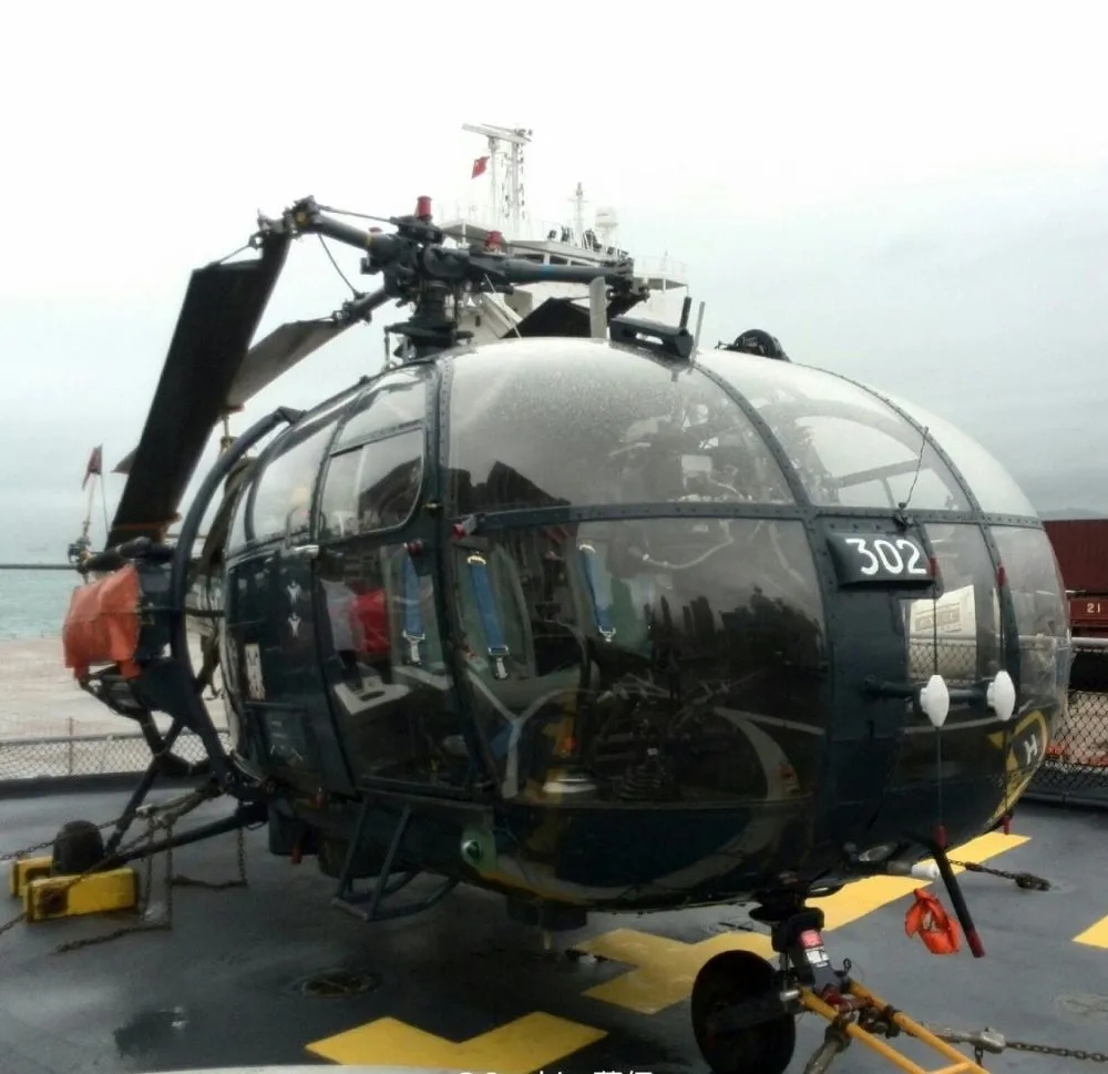 法國「牧月號」護衛艦搭載了一小型直升機。
