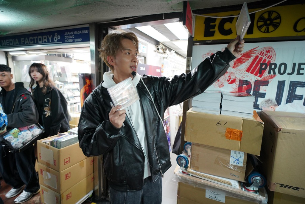 歌手周吉佩(吉吉)近日推出新唱片,日前他到旺角唱片舖宣傳新碟。 歌手周吉佩(吉吉)近日推出新唱片,日前他到旺角唱片舖宣傳新碟。
