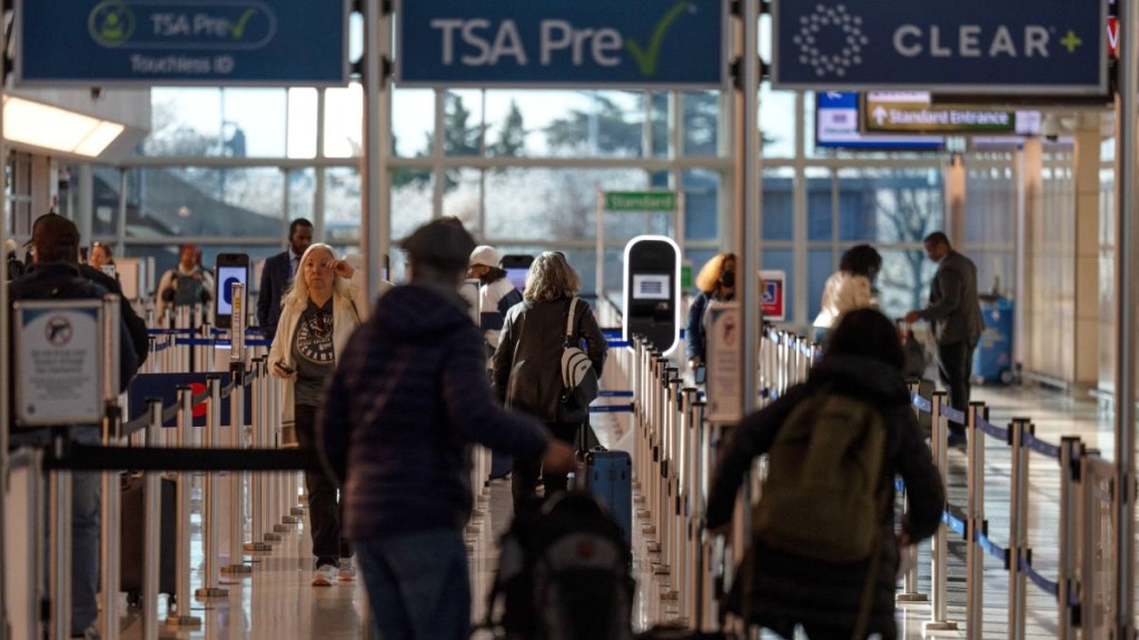 美國運輸安全管理局（TSA）或允許TSA預檢（PreCheck）旅客在指定機場攜完整瓶裝水過關。美聯社