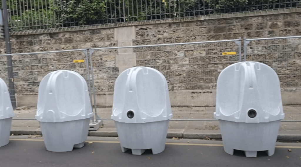 近日有YouTuber把巴黎街頭新設的「全開放廁所」外貌公開放上網，引來巨大反響。南韓2024年巴黎奧運特別評論員Fabien Yoon影片