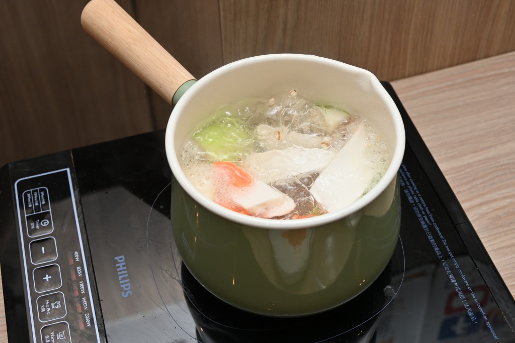 Step 7: 轉中小火煲一小時。Turn to low heat and boil for 1 hour.