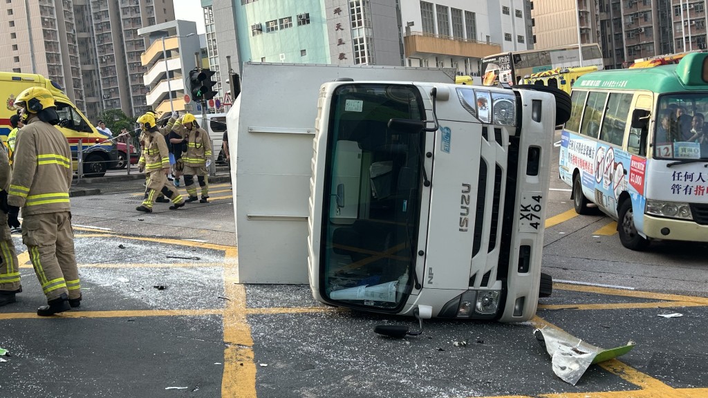 貨車翻側。