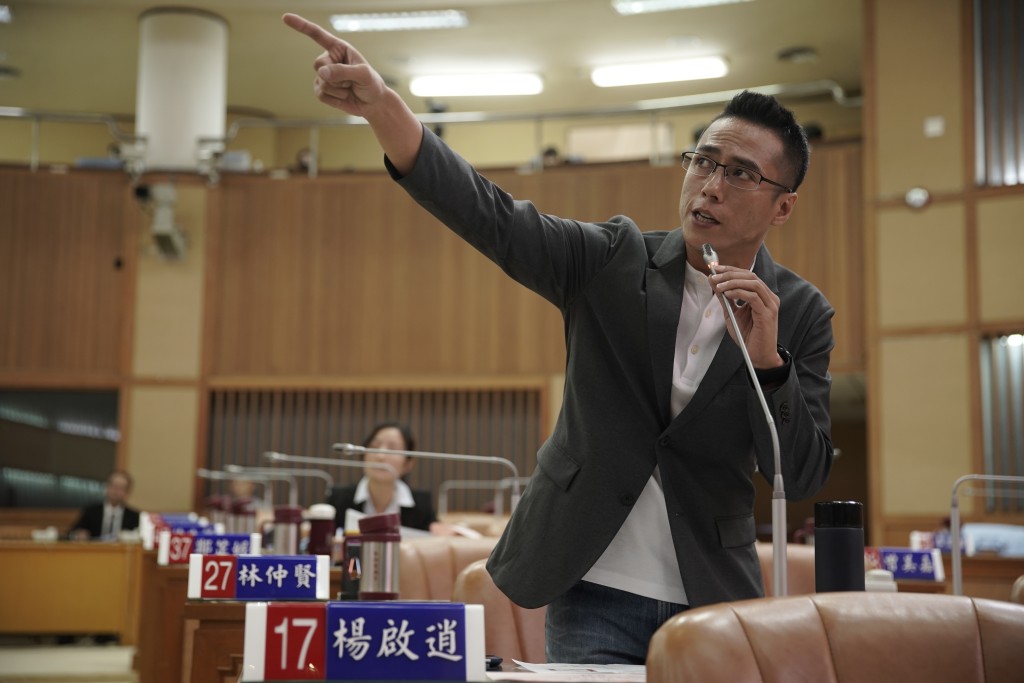 金鐘視帝莊凱勛飾演游走黑白兩道的議員楊啟逍。