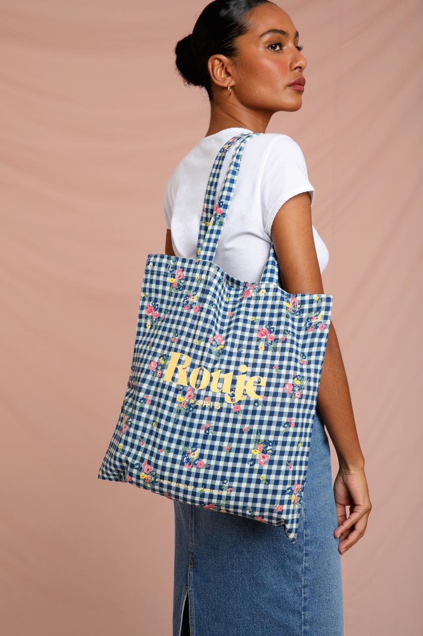 現購買品牌服飾或時尚單品淨滿$1,000或以上，免費獲贈限量碎花布袋一個。