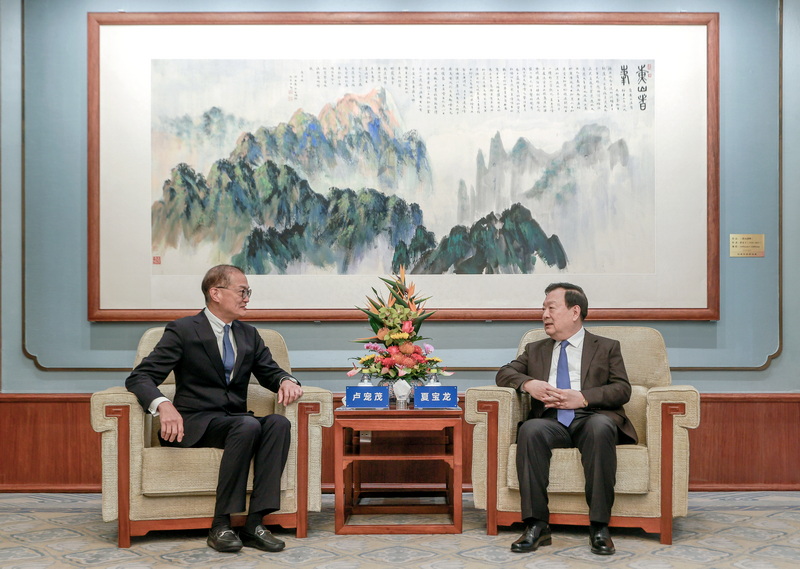 11月7日，夏寶龍在北京會見香港特區政府醫務衛生局局長盧寵茂一行。