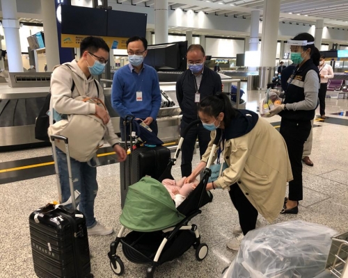 曾國衞逐一為滯留湖北返港的香港居民送上食物。