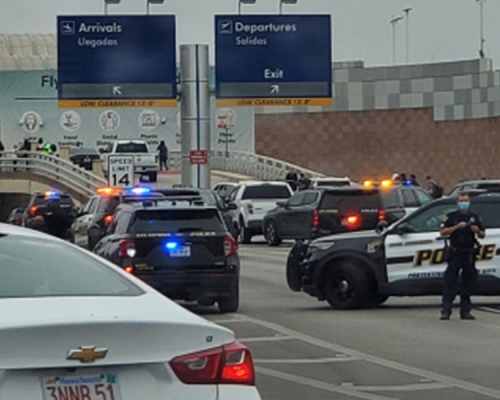 槍擊事件發生後，德州警方一度封鎖前往機場公路。網圖