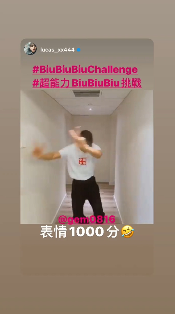Lucas最後高舉V字手勢跑出鏡頭,十分可愛。