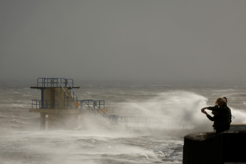 艾米為兩國帶來時速近100英里的狂風及暴雨。路透社