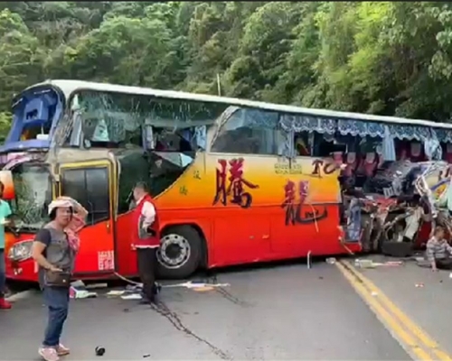 旅遊巴的車身被撞至破開一個大洞。網圖