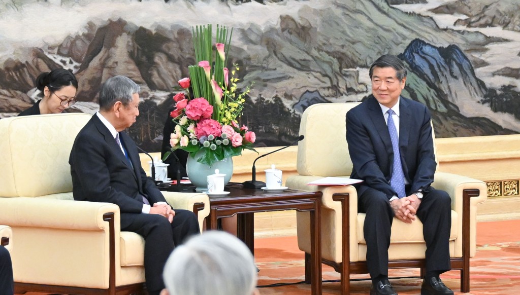 何立峰和河野洋平會面,談到蘇州案件。 新華社