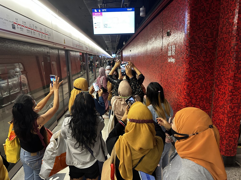 市民前往香港需要到4號月台轉車。梁國峰攝