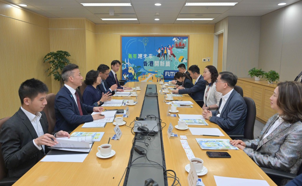 鄂港雙方亦在2021年建立政府高層合作機制，借助湖北豐富的歷史和文化資源，支持香港青年到湖北開展交流活動。政府新聞處