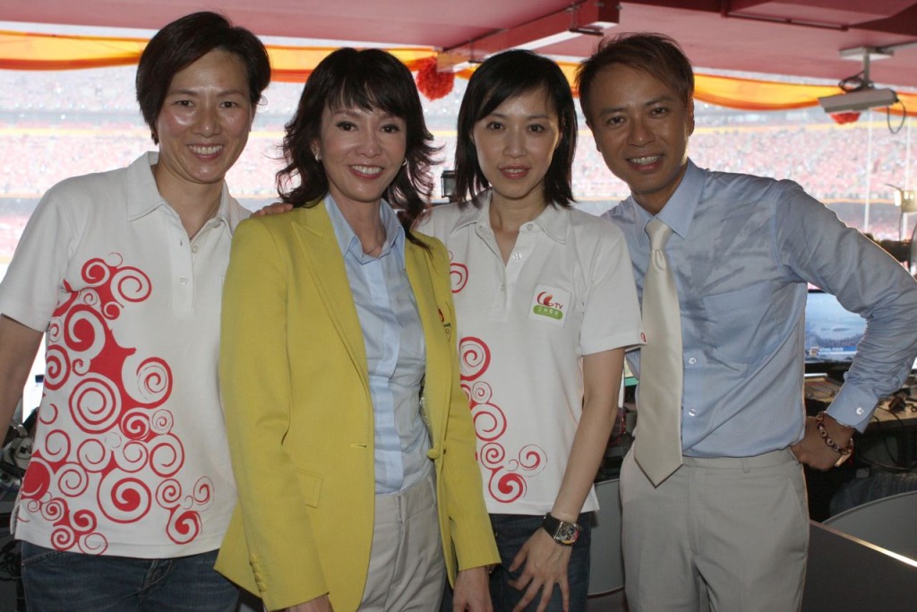 2008年奥运，TVB郑裕玲及李克勤，与亚视的顾纪钧及李丽珊主持开幕直播前先合照留念。