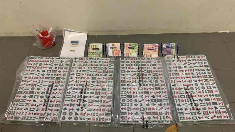 共檢獲4部電動麻雀機8副麻雀及約1050元賭款。圖:警方提供