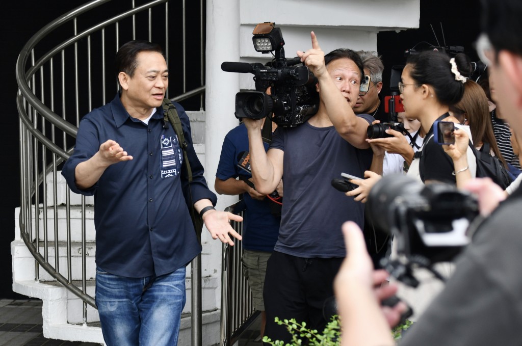 江祥發提交的證詞提及，工程顧問鴻毅的註冊檢驗人員沈鉅忠早於2022年7月15日離世，但是在2022年9月28日有關鴻毅修葺工程估算的相關文件上，竟然出現已離世的沈鉅忠簽名。