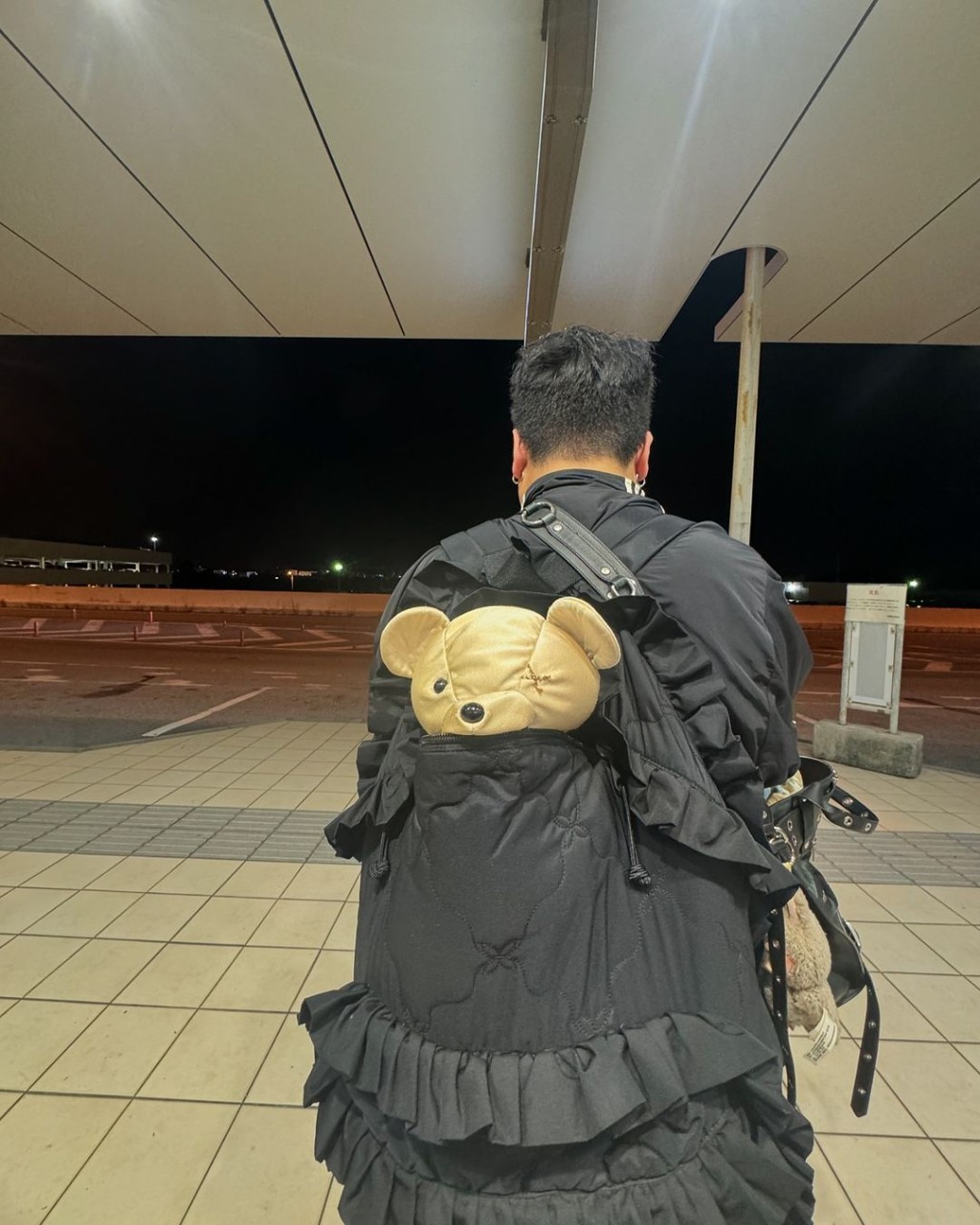陳瀅隨後又以「女友視角」偷影男方的健碩背影兼對鏡親密合照。 陳瀅隨後又以「女友視角」偷影男方的健碩背影兼對鏡親密合照。