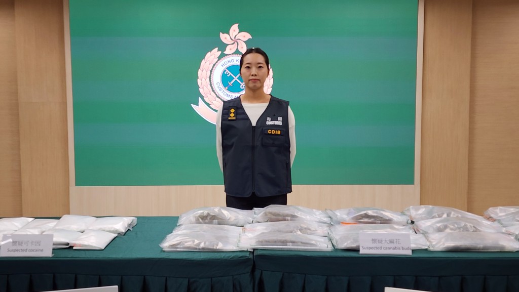 海關昨日偵破兩宗行李藏毒的販毒案件。 海關昨日偵破兩宗行李藏毒的販毒案件。
