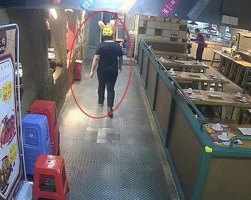 張某偷美團外賣的制服和頭盔。網圖