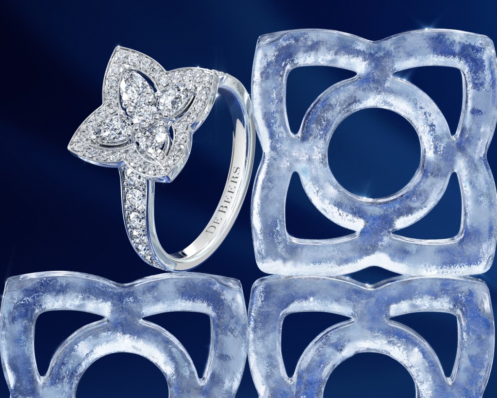 Enchanted Lotus白金鑽石花形指環，鑽石總重1.09卡。（De Beers）