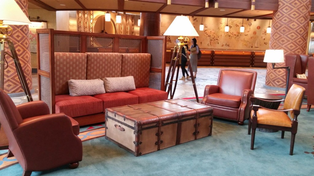 大堂以行李箱為枱。